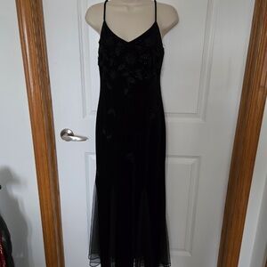 Womens size 6P black velvet feel formal gown